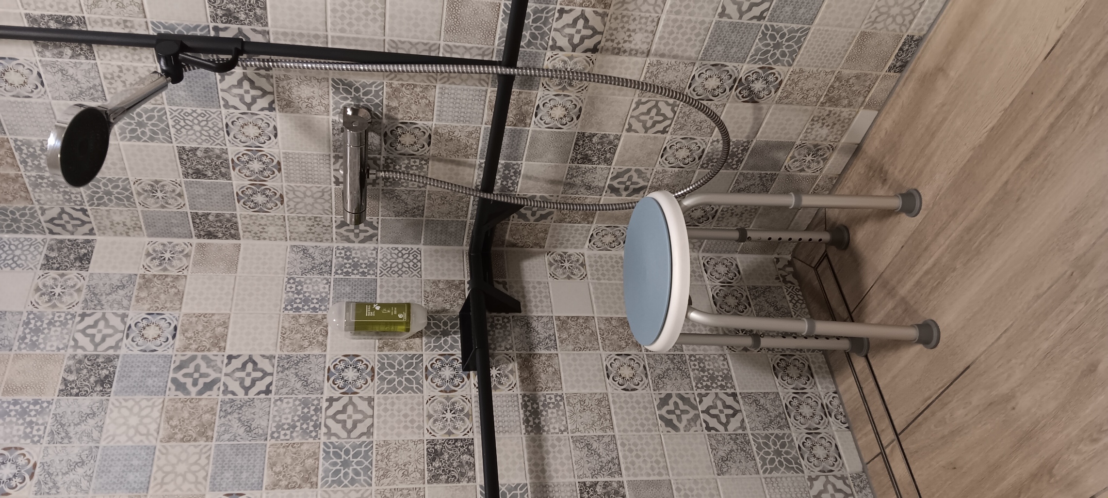 Duschrollstuhl in der Dusche