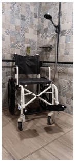 Duschrollstuhl in der Dusche