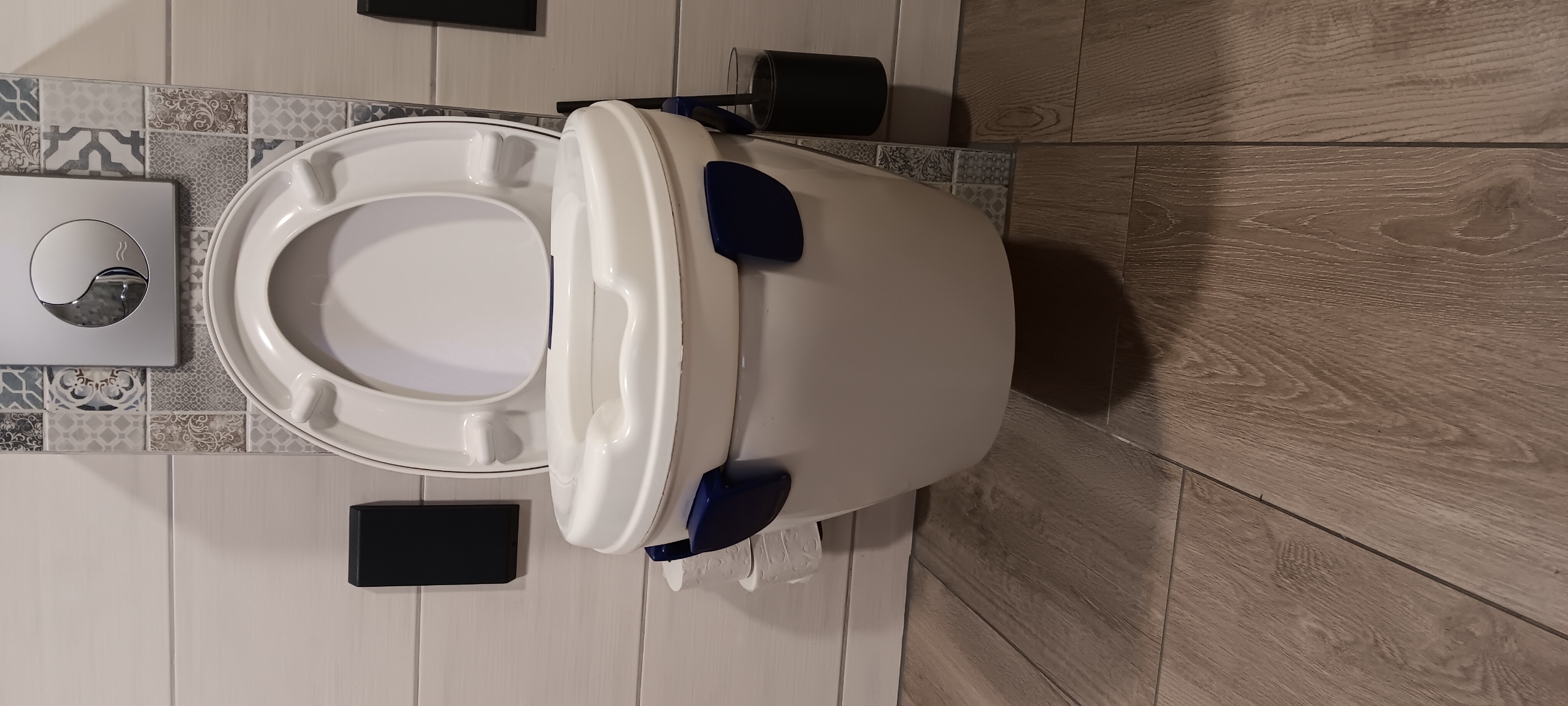 Duschrollstuhl in der Dusche